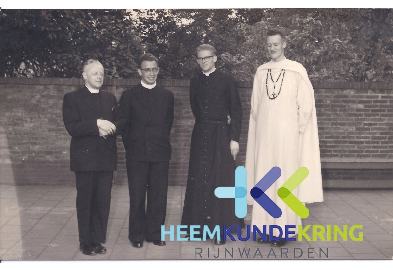 Lobith vlnr pastoor Veeger- Jac Hendriks-...Droste en Hans peters. Coll. HKR geschonken door H.vdLaag